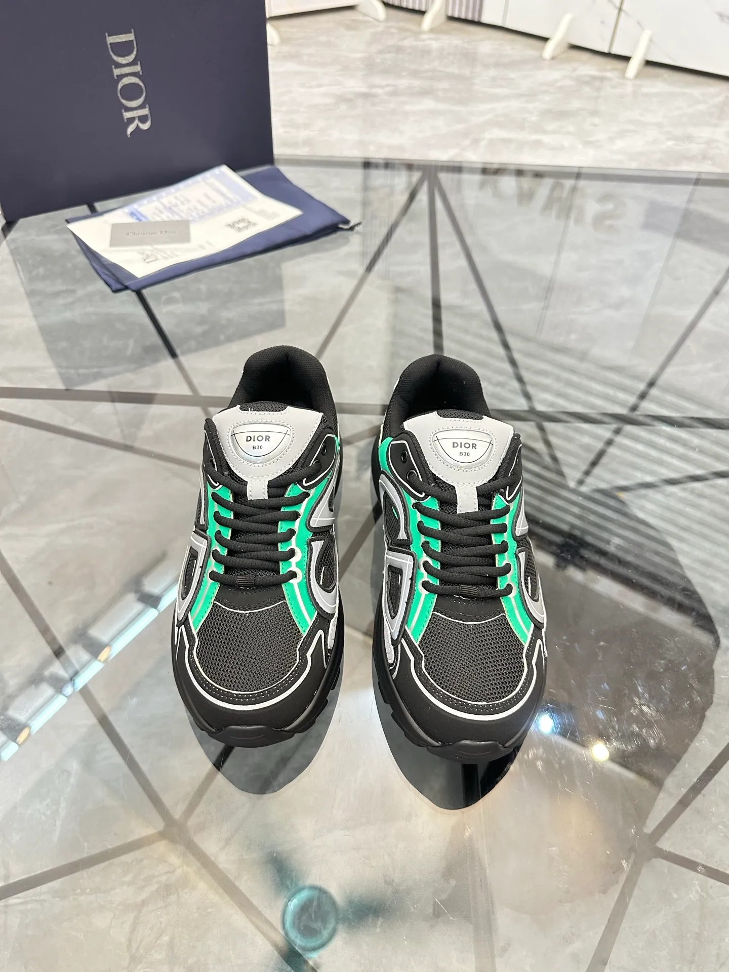 Men's shoes: 💰P400¥ Available in Guangzhou Product trademark: Dior* "Dior*" low-top casual shoes Regular size: 35-46 (can be customized to 47) Couple style Product materials: Upper imported cowhide stitched with original fabric, breathable lining, ultra-light foam original outsole. No.: 007